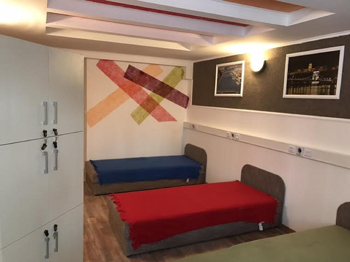 Opera Hostel Budapest Esterno foto