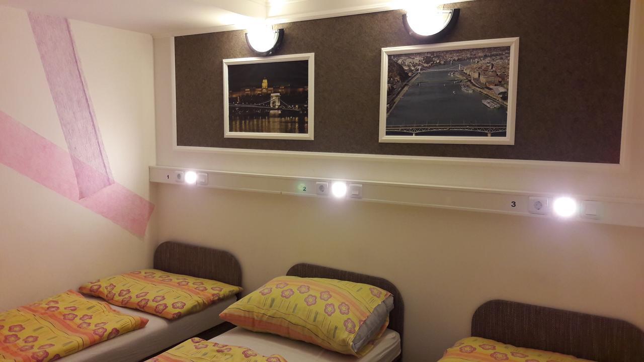 Opera Hostel Budapest Esterno foto